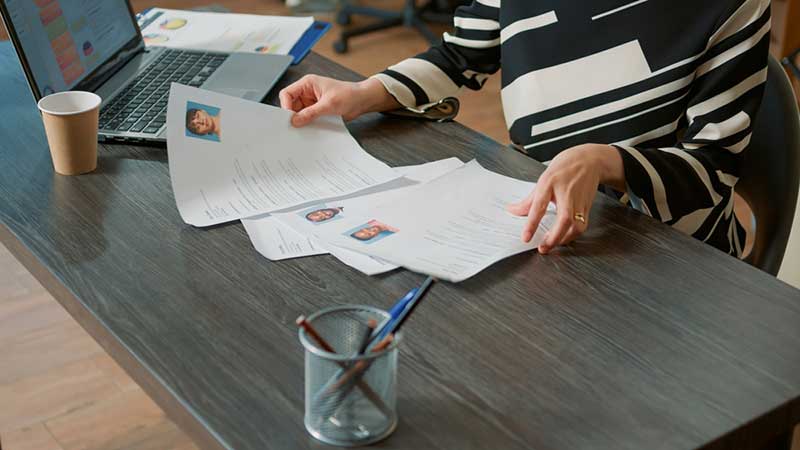 Avant d'embaucher une personne, faites appel à un détective privé pour vérifier son CV et la véracité de ses propos et compétences